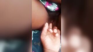 Doigte la petite chatte de sa copine