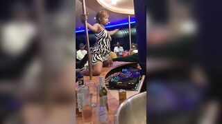 Elle montre sa belle chatte dans boîte de nuit
