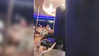 Elle montre sa belle chatte dans boîte de nuit