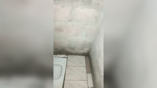 Femme au gros cul se lave