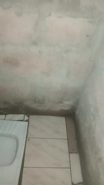 Femme au gros cul se lave