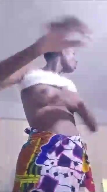Déshabillez devant la caméra