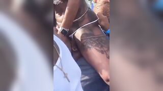 Baise dans le pirogue