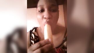 Elle masturbe avec la banane