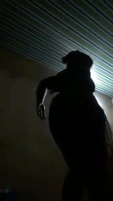 Femme mariée dans le noir