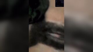 Chatte poilue masturbe en appel vidéo en wolof