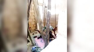 Il baise dans une maison inachevé
