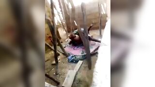 Il baise dans une maison inachevé