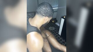 Emmanuellustin doigte un belle noire