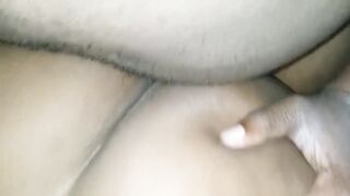 Il jouit dans ses grosses fesses