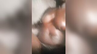 Grosse chatte mouillé dans douche