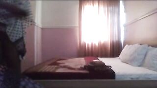 Deux copines dans l’appartement et filmer par caméra cacher