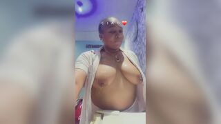 Elle nous montre ses grosse sein