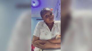 Elle nous montre ses grosse sein