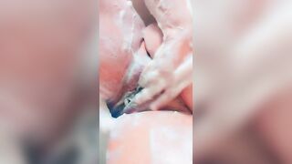 Femme mariée claire se lave