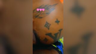Aicha gros cui tatoué défoncés en cheval par son petit