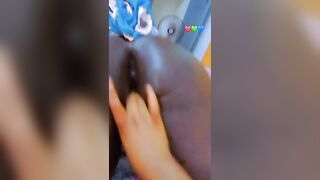 Elle doigte le beau cul noir de son amie
