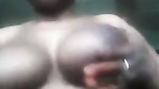 Une bawalan se masturbe