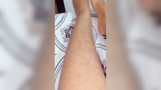 Belle corps poilue ouvre la chatte