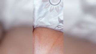 Belle corps poilue ouvre la chatte