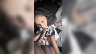 Elle lui fait une gorge profonde.