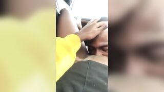 Lécher sa chatte dans la voiture