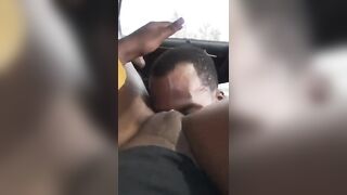 Lécher sa chatte dans la voiture