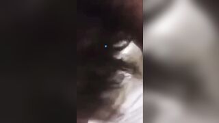 Elle est au téléphone avec son mari pendant qu’elle se fait baiser par deux mecs.