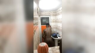 Partie de baise dans la toilette.