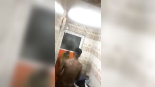 Partie de baise dans la toilette.