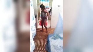 Seule à la maison se déshabillé