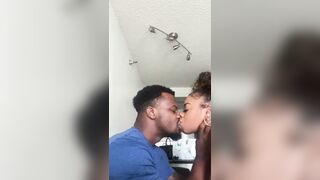 Babe me suce avant de la baiser.