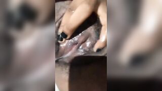 Après avoir finir de se laver elle filme sa masturbation part 2