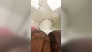 Après avoir finir de se laver elle filme sa masturbation part 3