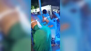 Il n'arrive pas à supporter devant ses filles