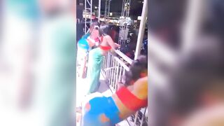 Il n'arrive pas à supporter devant ses filles