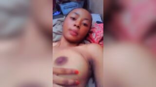 Jolie bébé ouvre sa chatte noir et massé le seins