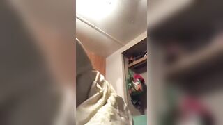 Après avoir fini de l’alcool elle bouge la chatte