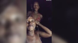 Faire du plaisir entre amis dans leurs sorties
