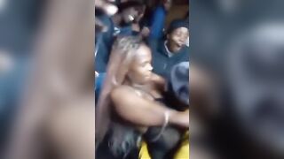 Têté son seins dans la boite