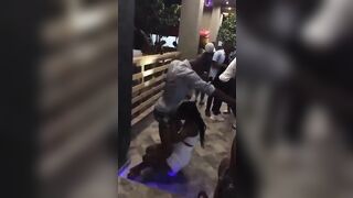 Fellation dans la piscine partie