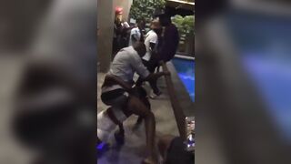 Fellation dans la piscine partie