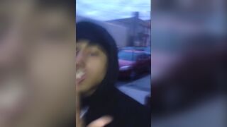 Écarte les fesse dans la rue