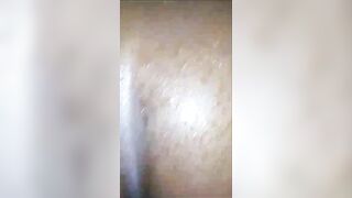 Elle suce et baise dans la douche