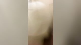 Trois doigts dans sa grosse chatte poilue