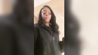Elle déshabille devant son caméra