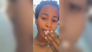 Belle petite fille se masturbe avec la cuillère
