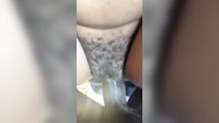 Elle sent le gros bite dans sa chatte.