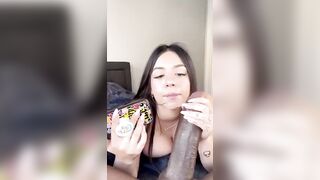 Elle suce une grosse graine