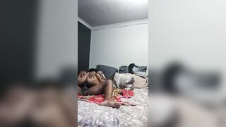 Jambes bien écartées.